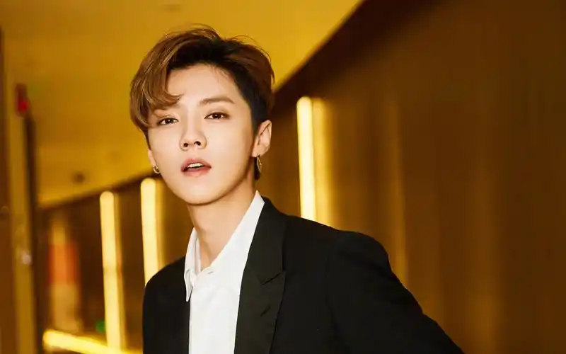 鹿晗西装帅气写真图片桌面壁纸-大陆明星-手机壁纸下载-美桌网