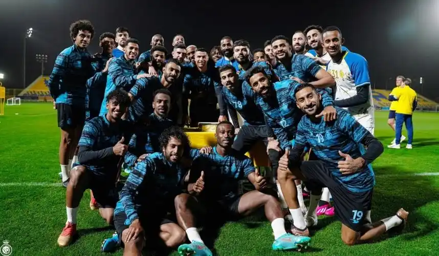 利雅得胜利全队为c罗庆生!