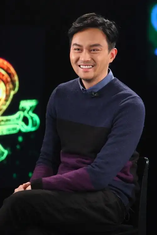 张智霖担任光影星主播 英俊大叔笑容憨厚可爱