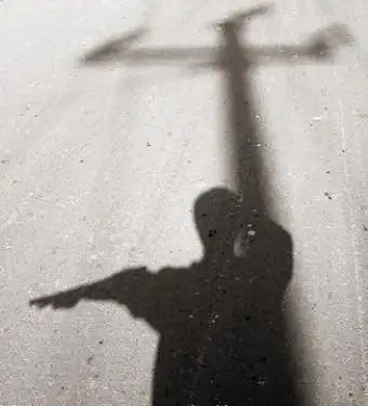 求一张伤感的人倒影头像