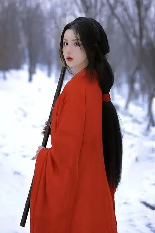 哈妮克孜发布古风生日写真红衣立雪气质清雅明艳动人