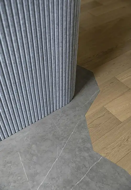 地砖地板无缝拼接,划分不同区域.