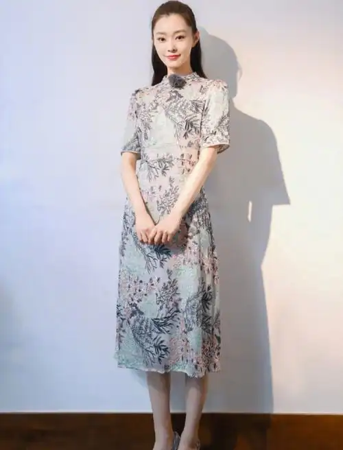 白皙的宋轶完美消化,搭上gucci的配饰和一双73hours的白色水钻高跟鞋