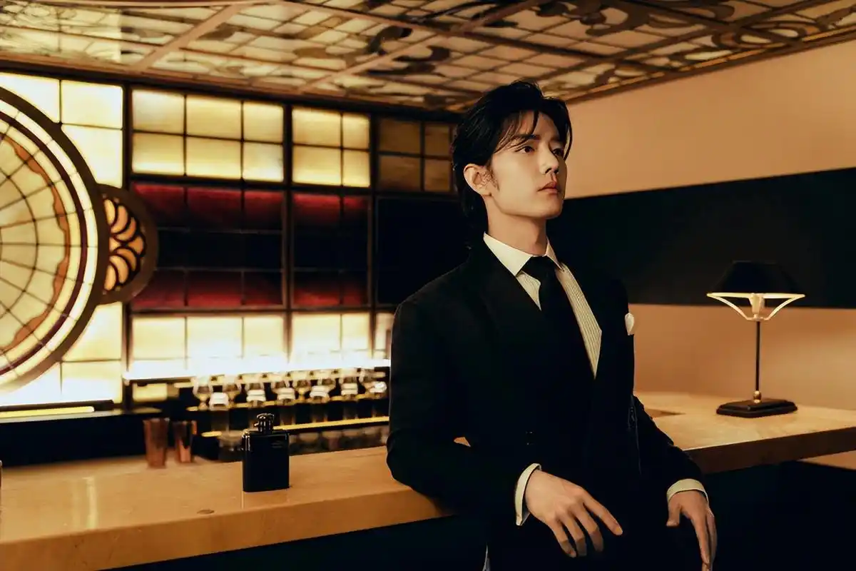 肖战黑白双生大片,冷清疏离的长发狼尾造型,尽显雅致矜贵的魅力