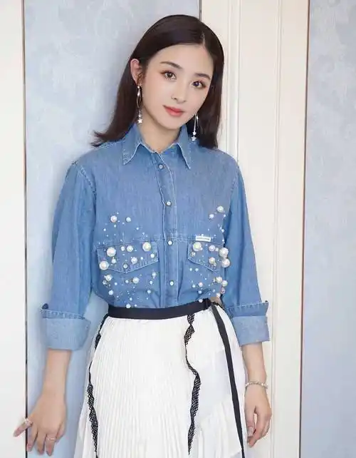 张含韵越来越会穿,穿一件黑色彩色连衣裙配运动鞋,意外时髦大气