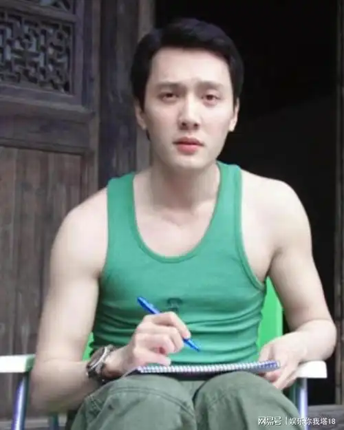 据说这张是冯绍峰拍《女人花》时期,那时候皮肤真的好白,但身材又很健