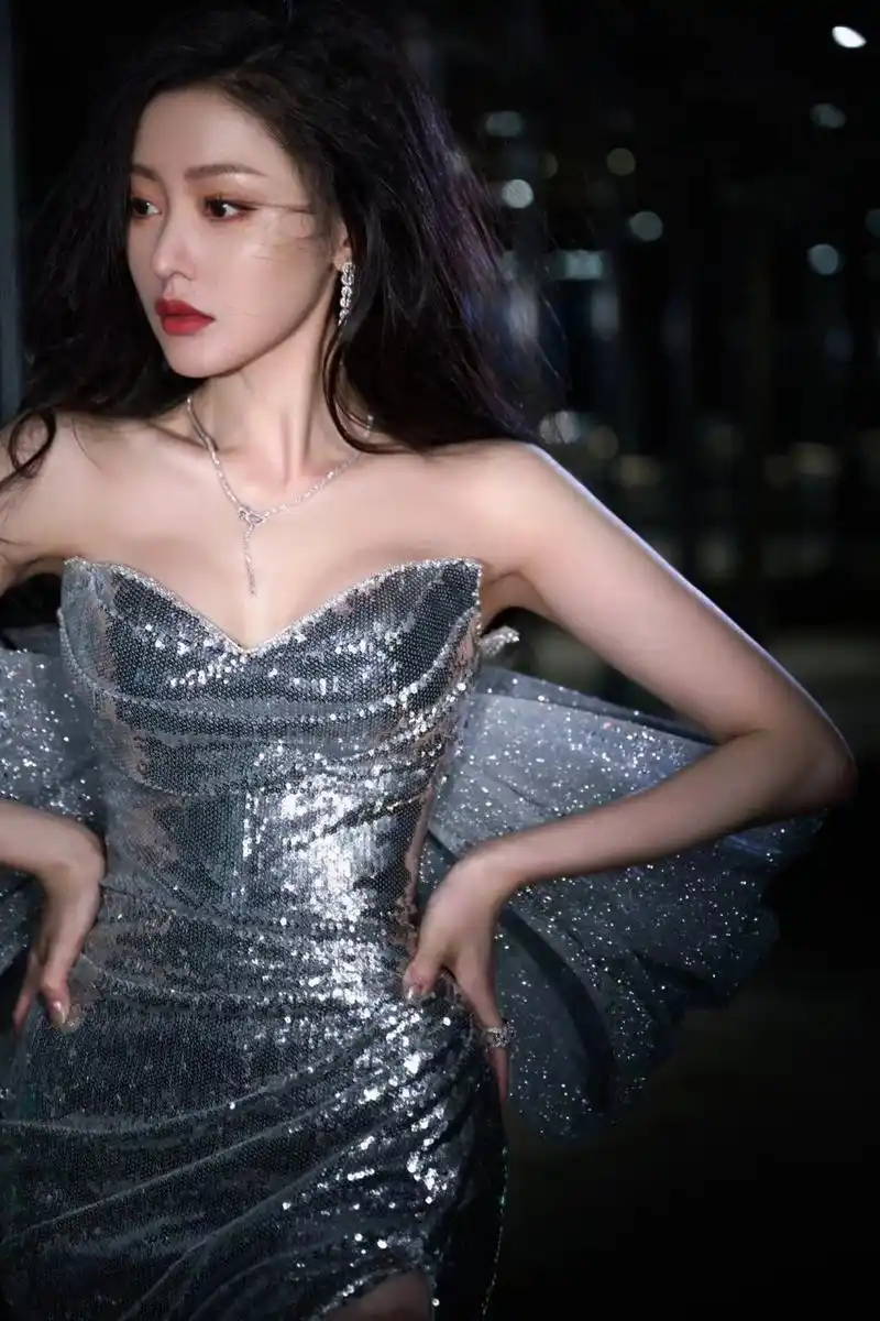 张天爱拍新造型真美,穿银色抹胸亮片礼服裙性感又妩媚,完全藏不住女人