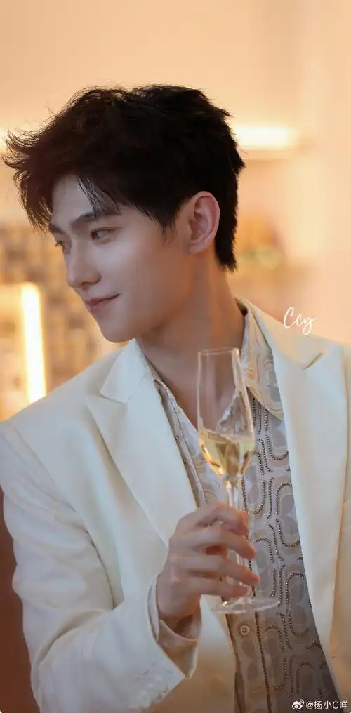 杨洋#小时候出道前童年照早期 美图头像杂志代言图片开屏视频 手机