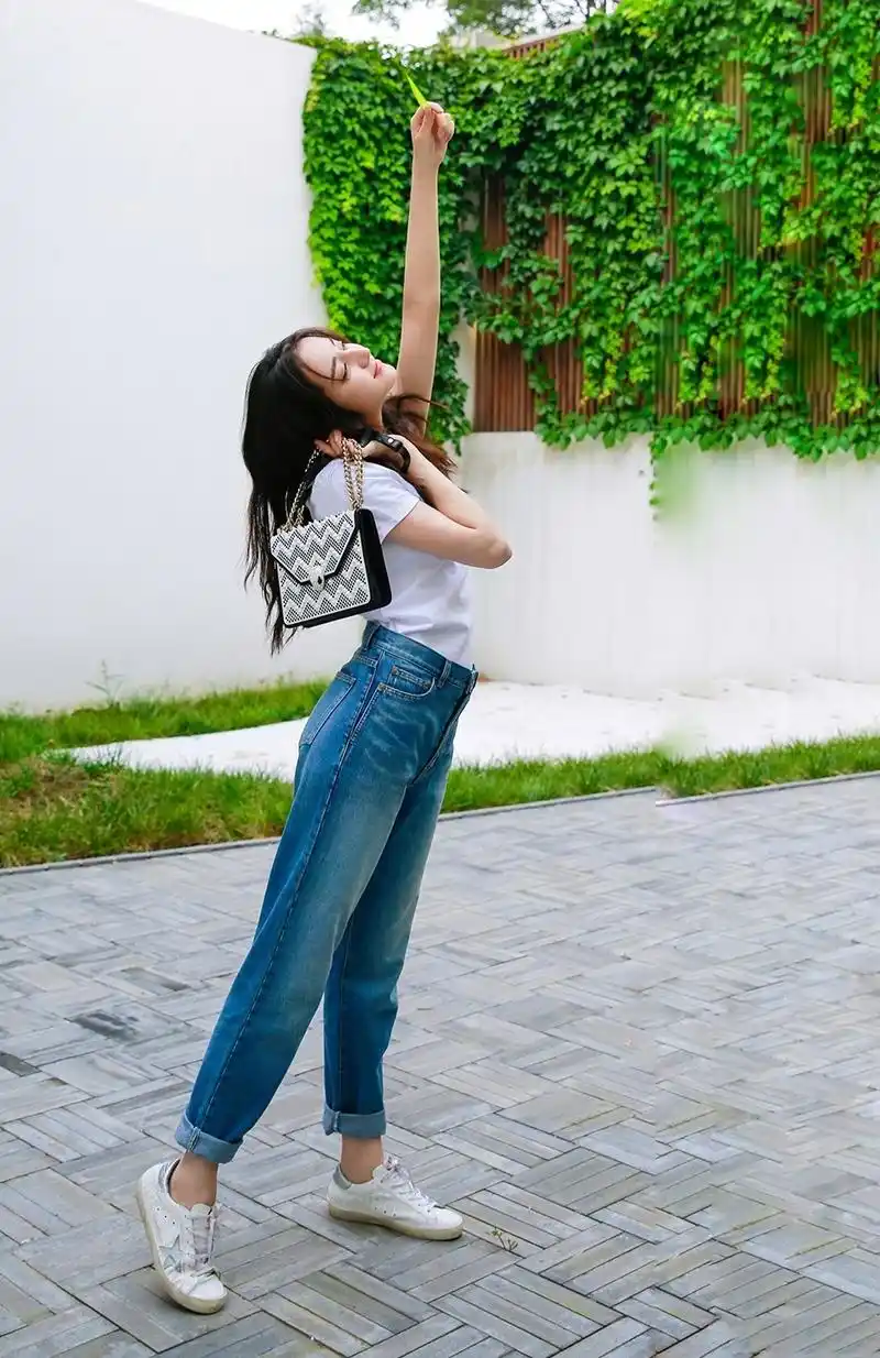 迪丽热巴户外游玩图片清新可爱