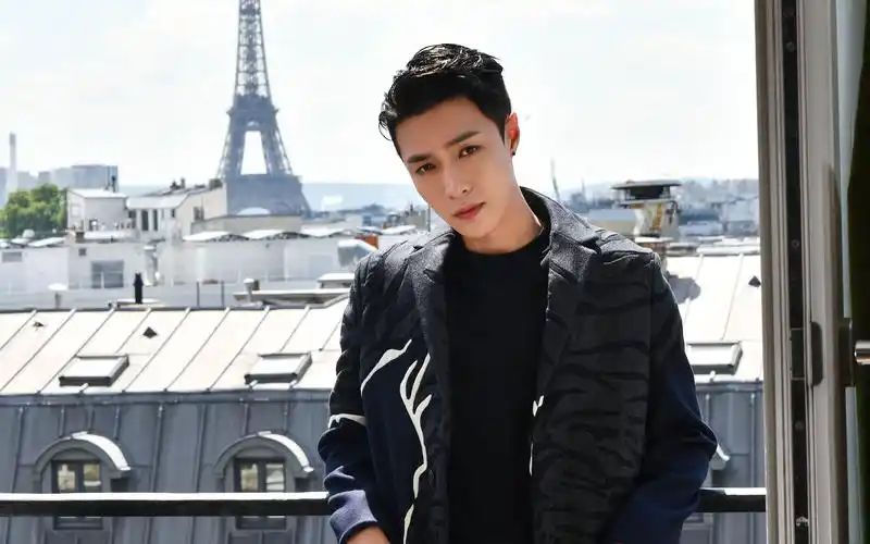 张艺兴巴黎写真帅气图片桌面壁纸