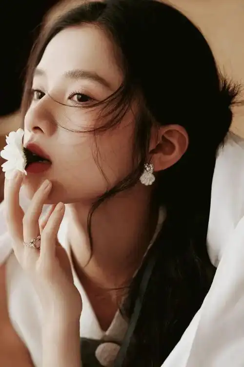 风格二:其中hanni又是鲶鱼须刘海的忠实粉丝,无论是披发或者扎发,都能