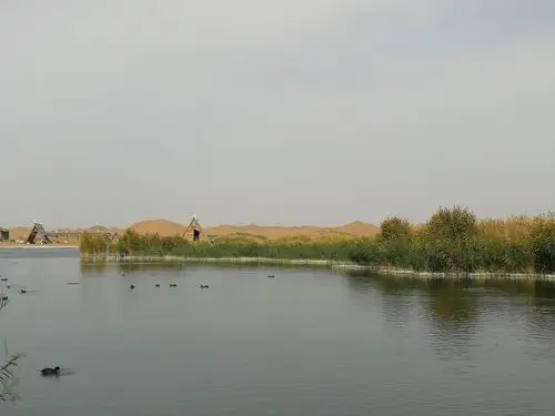 腾格里沙漠月亮湖