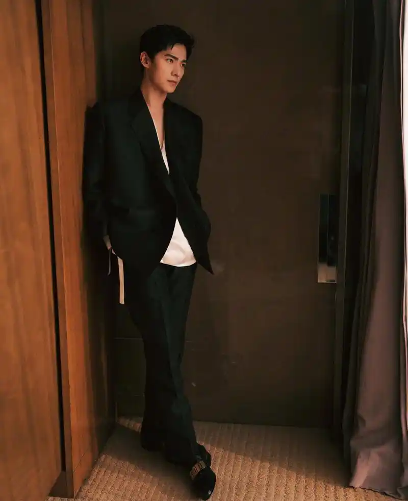 杨洋造型分享,棱角分明的面孔搭配黑色一片式西装,质感满分