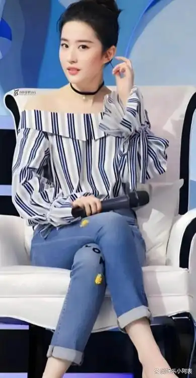 她是中国著名女演员刘亦菲,原籍湖北武汉,出生于1987年.