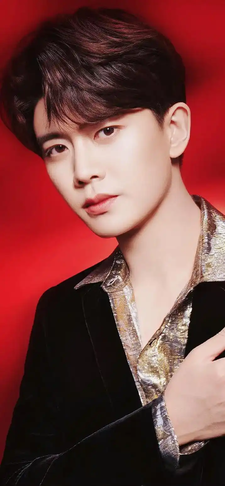 红色代表玫瑰, 而你是爱意本身. #任嘉伦 #壁纸 #神仙颜 - 抖音