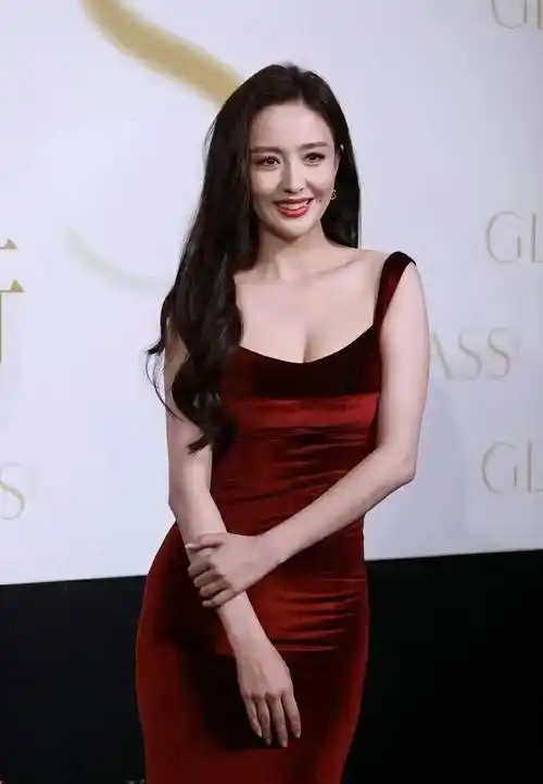 佟丽娅的笑容真的很治愈,拱形的眉毛和甜美的酒窝让人感觉很幸福.