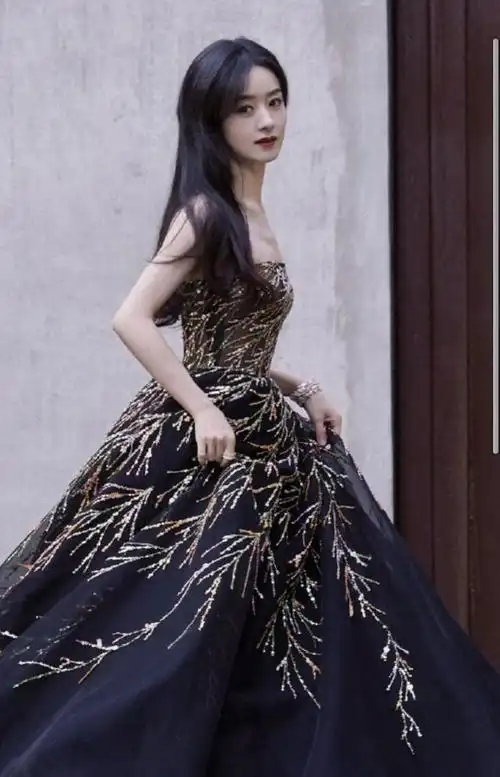 赵丽颖的这套礼服虽然是低调黑色,但是却是作为重头戏出镜的造型,最后
