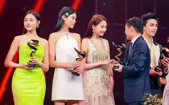 关晓彤和奚梦瑶站一起,能不能get到那种盘正条顺,长手长脚,四肢肖长