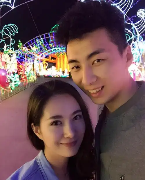 【蔡李龙和娇妻】同曦男篮队员蔡李龙在4月举行了婚礼,妻子是邮政的