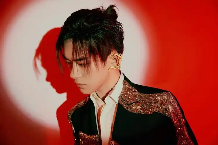 据悉,2021天猫双11狂欢夜将将于今晚19:35在优酷,点淘,东方卫视,浙江