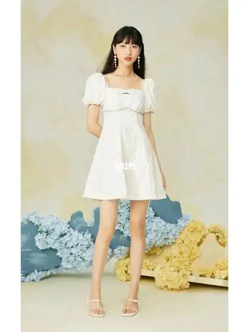 苹果型身材这个a字大方领小白裙真的绝了!