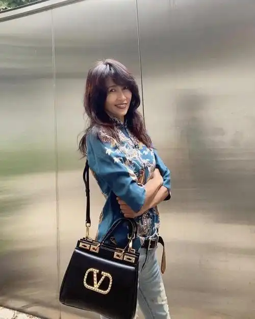 51岁工藤静香晒中国风造型,唐装混搭破洞牛仔裤帅气,旧衣新穿