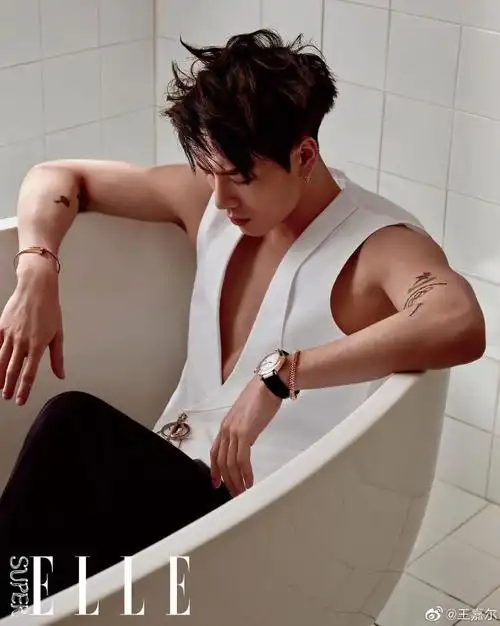 揭秘王嘉尔纹身盘点王嘉尔身上纹身的含义