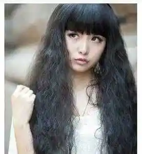 没有作染发的处理,可是她选择的是女生烟花烫的长发发型,这样子的梨花