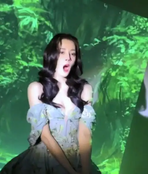 迪丽热巴花絮曝光前后判若两人网友不像一个人