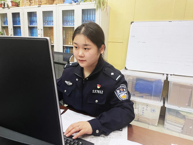 ",我会继续用女网警独有的坚韧与勇敢起舞在网安工作的每个平凡日子里