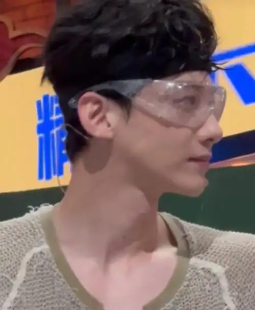 白敬亭玩泼水游戏好迷人##你好星期六