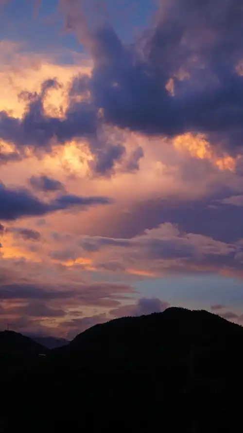 夏天傍晚粉红色的云层和天空