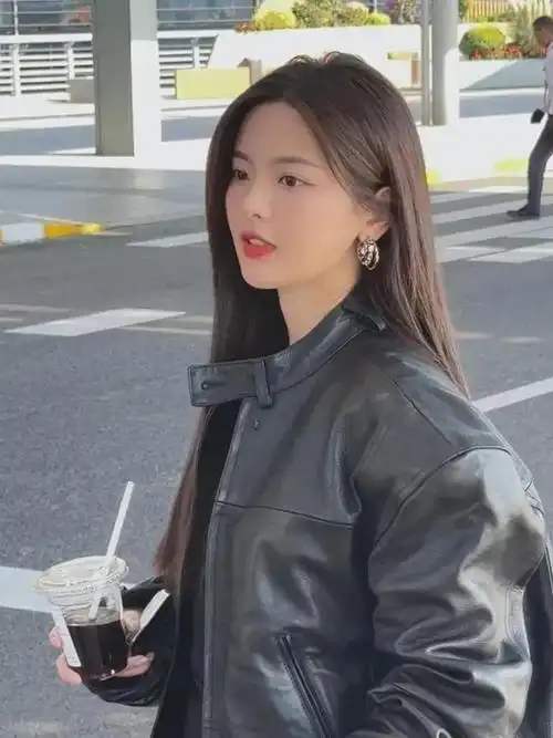 杨超越黑皮衣黑丝袜工作照很小女生的感觉