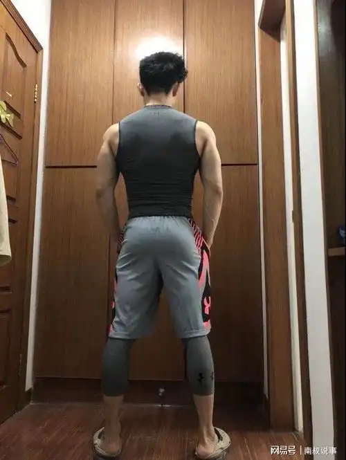 肌肉男晒出背影照!小姐姐小哥哥们都要疯了,太性感了