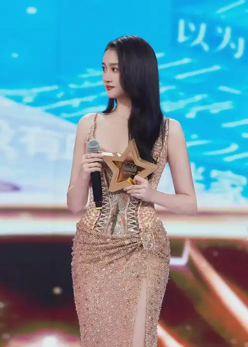 内娱第一腿精关晓彤小蛮腰大赏腰臀比极其逆天了