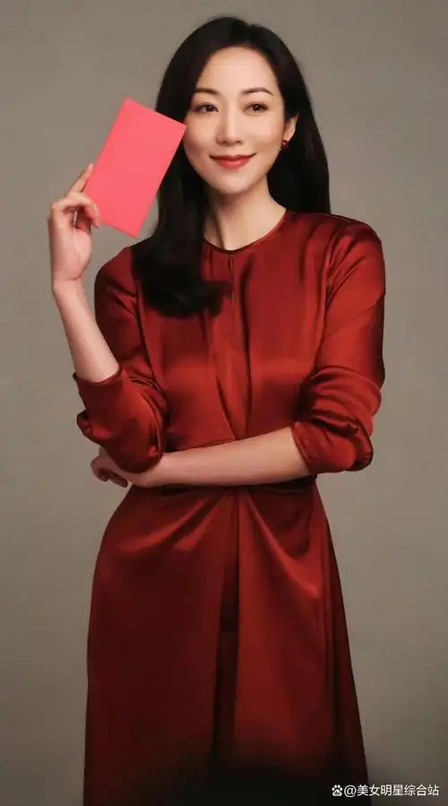 韩雪是一位备受瞩目的女演员,她以温婉与才华并存的形象在观众心中留