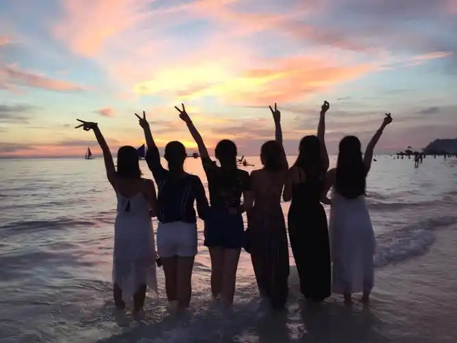 夕阳下我们美腻的背影