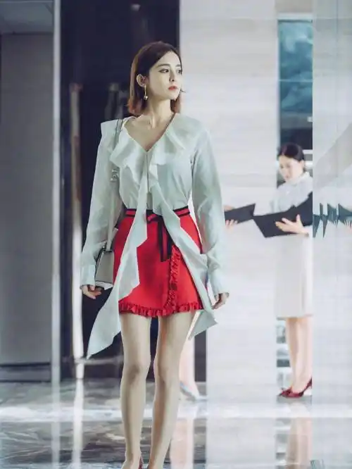 古力娜扎帅呆了,穿撞色拼接裙配高筒靴,暗黑灯光下似古代侠女_睡衣