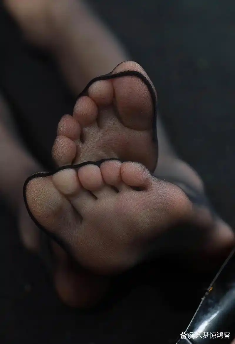 93  93脚趾甲涂成了红色,显得格外的鲜艳,与黑