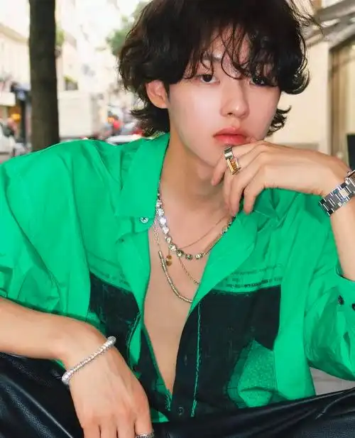 不过合适这个发型的男生拥有这样一个发型之后一定十分抢眼!