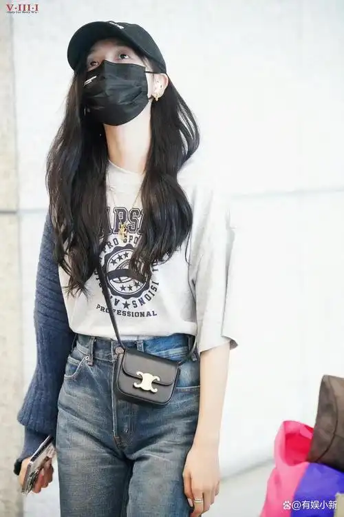 吴宣仪半穿毛衣机场造型灰色t恤搭配牛仔裤清爽可爱