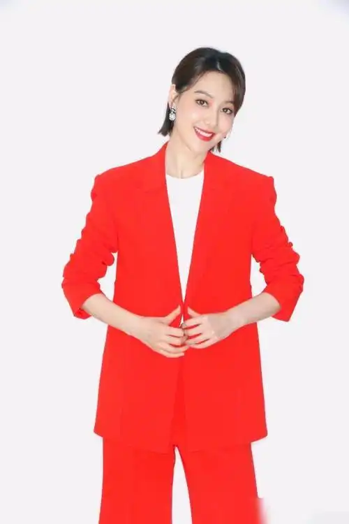 美女主播王冠穿职业装发布九宫格照片网友优雅大方太美了