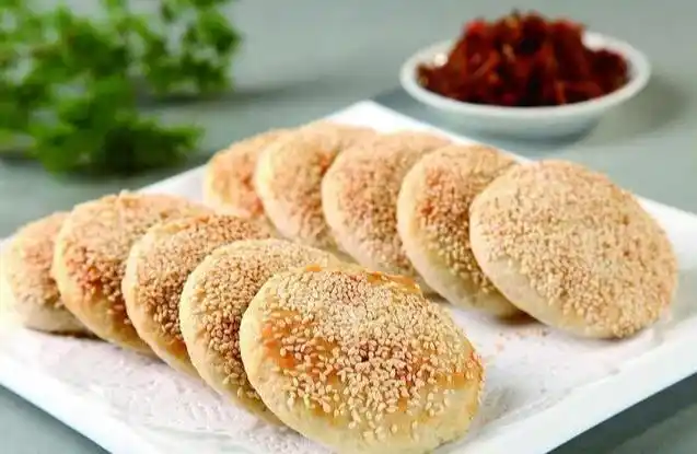 曲阜烧饼,纯手工烤制,而且越嚼越有味儿