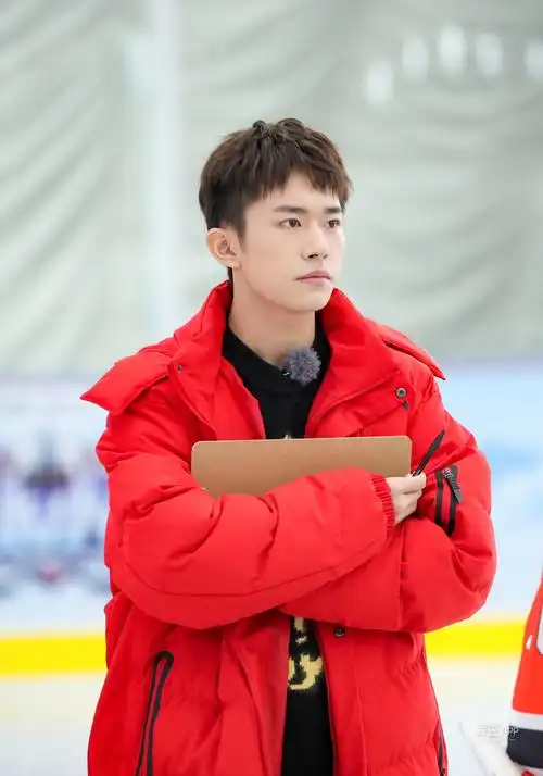 [易烊千玺][新闻]190209 易烊千玺恢宏小将志士之气 头发微染绝色帅气