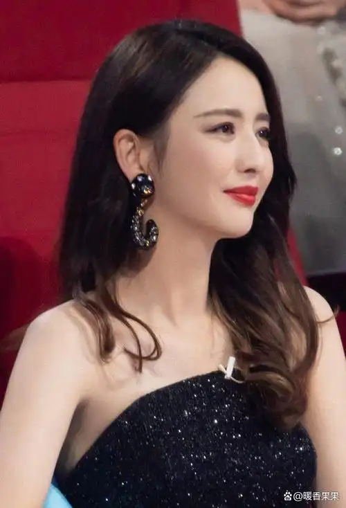 佟丽娅穿黑色开叉裙大秀美腿气质超绝