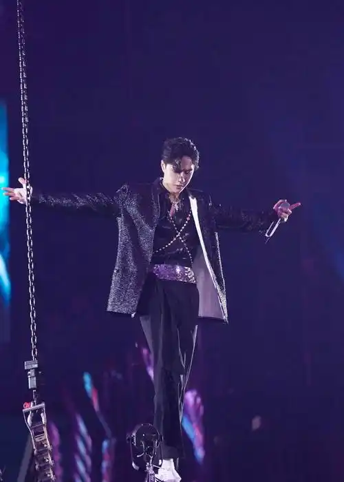 王一博#二,王一博这一组国风照片是肖战与《时尚芭莎》的合作,在这次