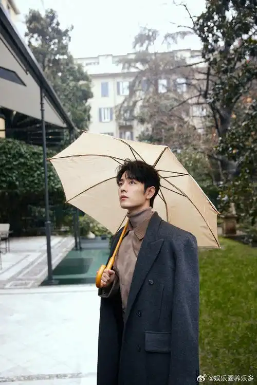 肖战复古英伦穿搭##肖战卡其色高领毛衣