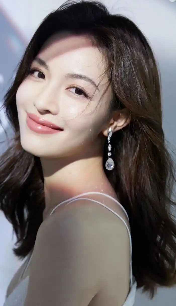 钟楚曦凭借惊艳身姿和倾城容颜在娱乐圈成为备受瞩目焦点,她的表演