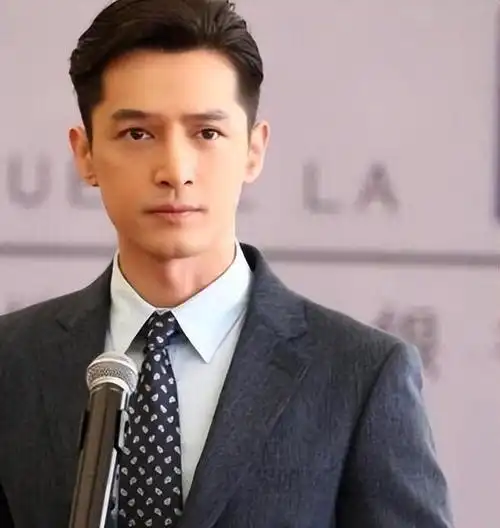 曝光41岁胡歌现状,胡子拉碴满脸沧桑,深夜发文疑似想退出娱乐圈