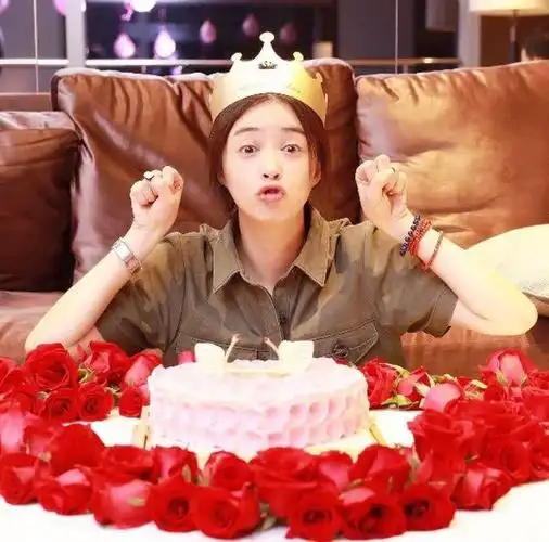 行走的表情包!蒋欣庆34岁生日 卖萌搞怪心情好